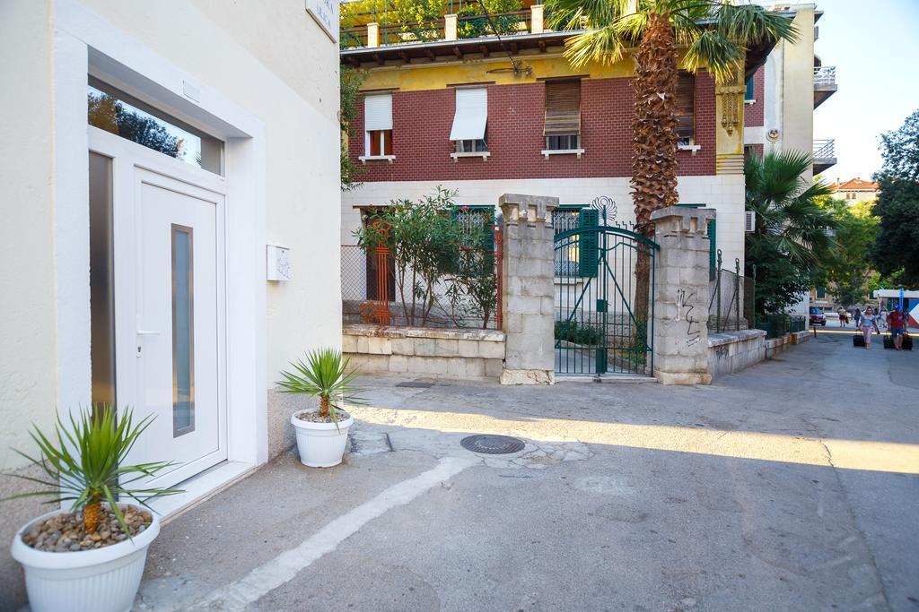Apartment Males Split Exterior photo